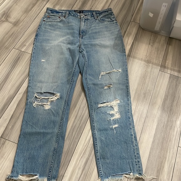 Abercrombie and Finch girlfriend jeans - Picture 4 of 4